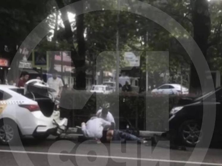 Водитель самоката попал под колёса сразу двух машин в Сочи