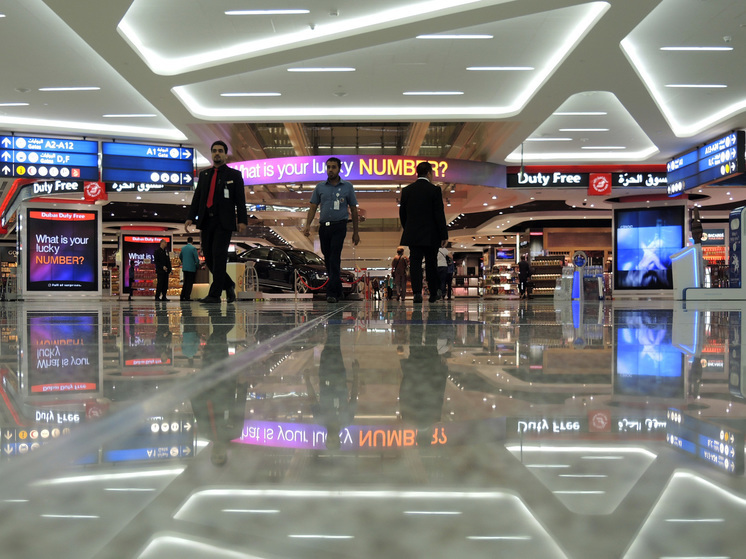 Алкоголь разрешат продавать в расположенных в аэропортах магазинах для летающих по России