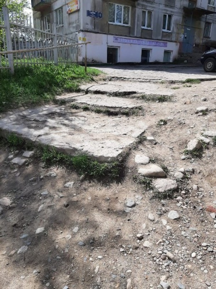 Жители Петрозаводска боятся переломать ноги на развалившейся лестнице