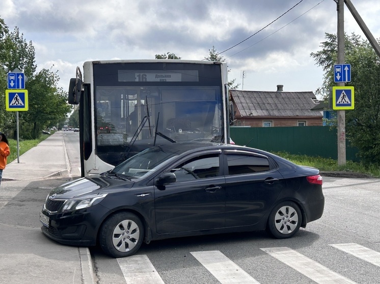Трое пассажиров пострадали при столкновении иномарки с автобусом в Вологде