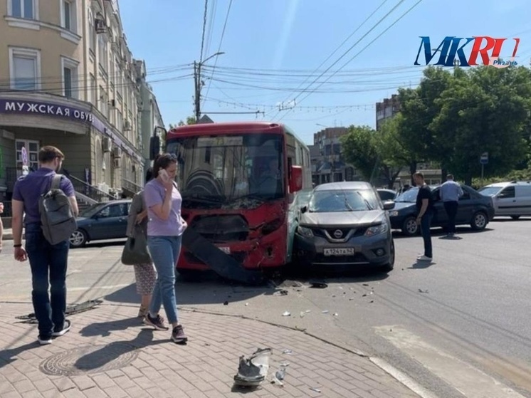 В ДТП с маршруткой №73 на улице Ленина в Рязани пострадали два человека