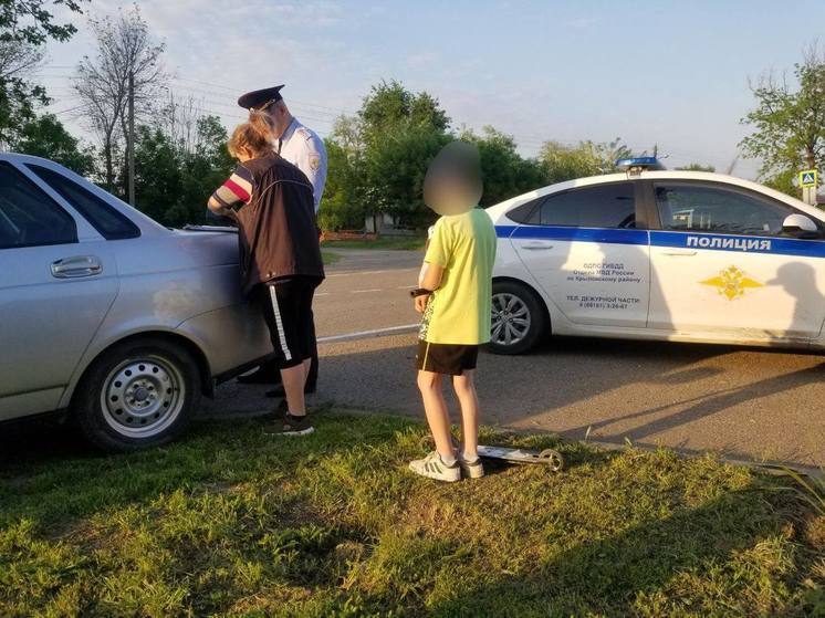 В селе Шевченковском госавтоинспекторы остановили юных велосипедиста и самокатчика, ехавших по дороге