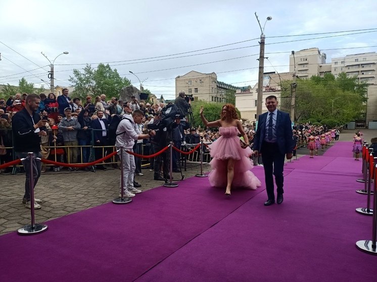 Актриса Евгения Короткевич рассказала историю своего платья принцессы на ЗМКФ