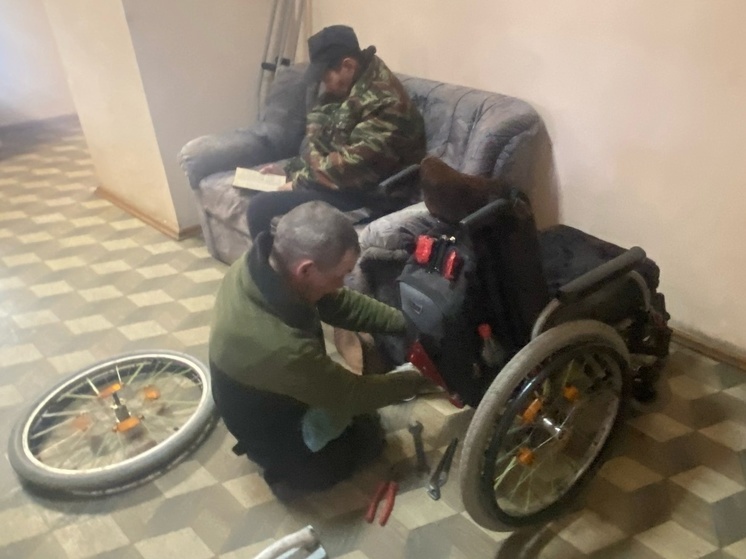 В Новосибирске 67-летний мужчина без ног рассказал о жизни на улице в инвалидной коляске