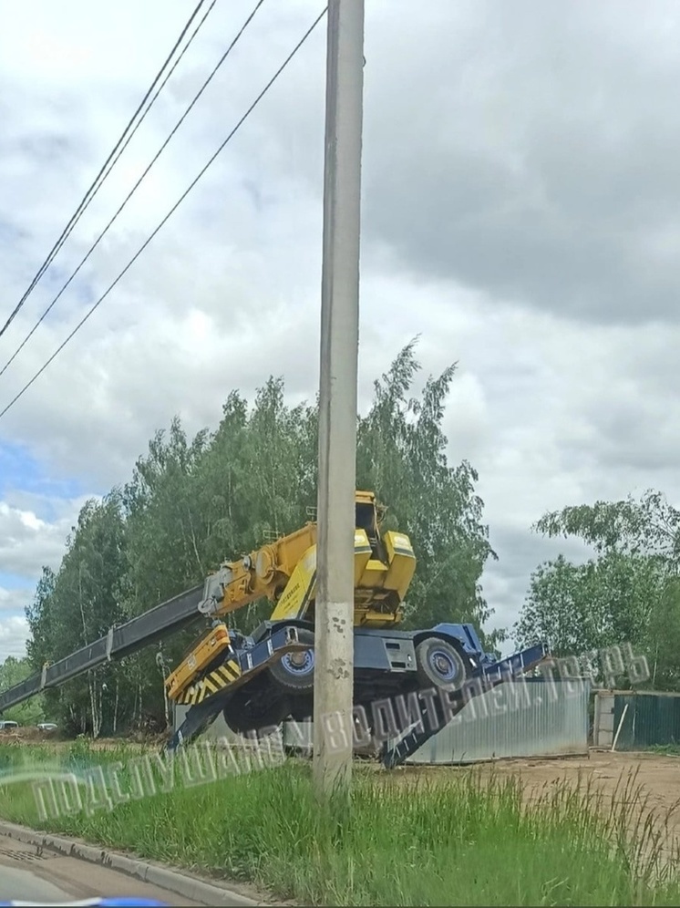 В Твери рабочие уронили автокран