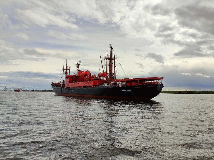 Из Архангельска в рейс отправилось судно «Михаил Сомов» для обеспечения полярников продовольствием и стройматериалами