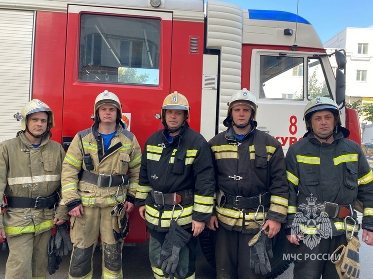 Курские пожарные рассказали, как спасали девушку, которая сидела на подоконнике 15 этажа