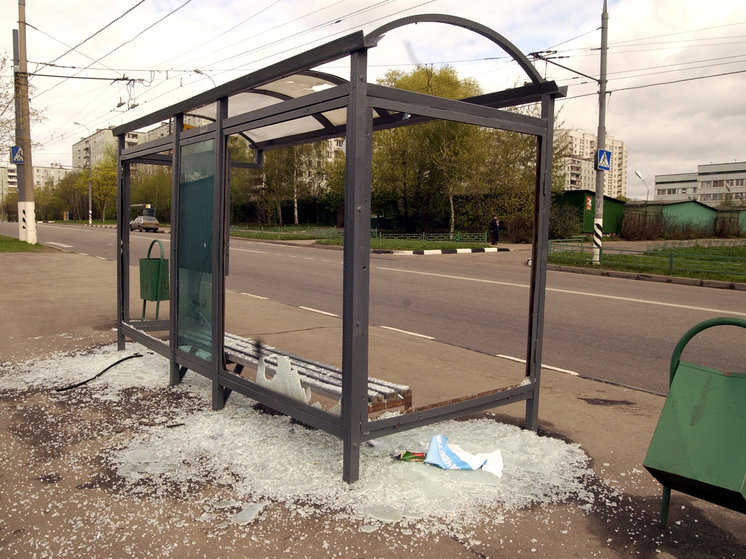 Автобусную остановку разгромили в подмосковном городе