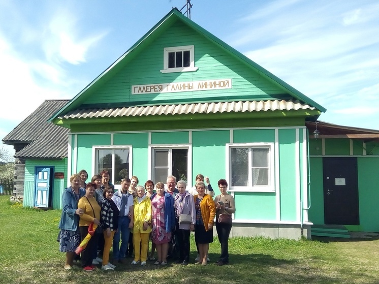 Энтузиасты из Сибири спасли поселковый клуб и учредили самобытную картинную галерею