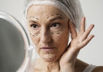 Косметолог, дерматолог Елена Шаманина рассказала "Ленте.ру", что визуально прибавляет возраст
