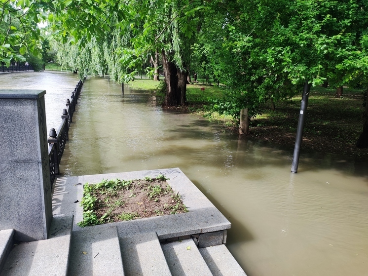 Гагаринский парк в Симферополе пострадал от обильных осадков и выхода реки Салгир из берегов