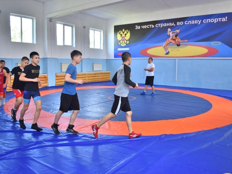 В калмыцком поселке состоялось открытие спортивного зала для молодёжи