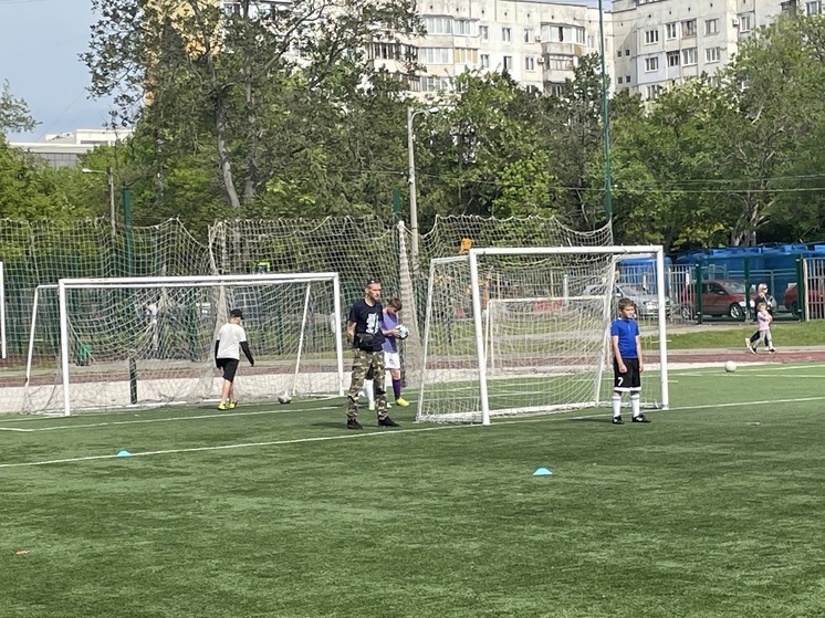 В Севастополе футбольные ворота упали на ребенка