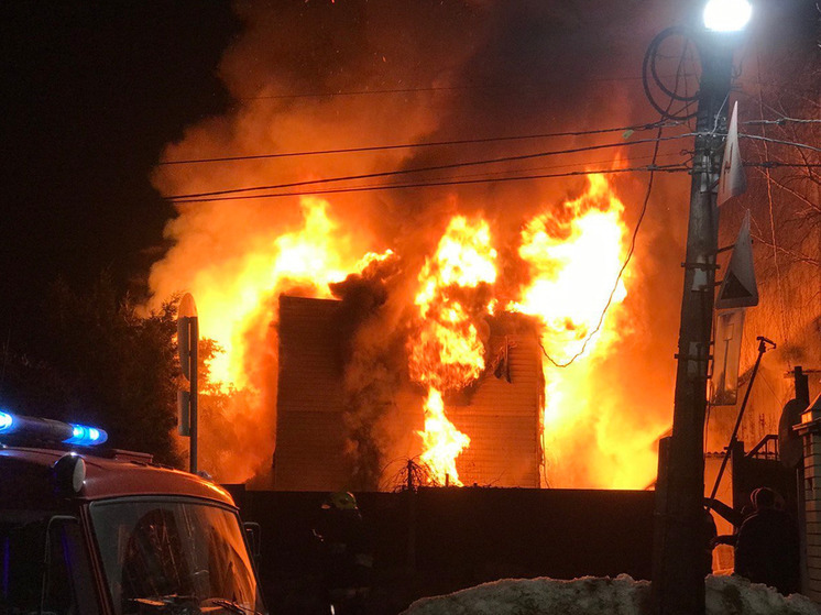 Пожар в здании фабрики в селе Каминский Ивановской области потушили только к утру