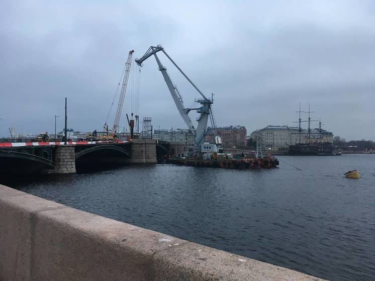 После завершения ремонта под Биржевым мостом прошли первые корабли