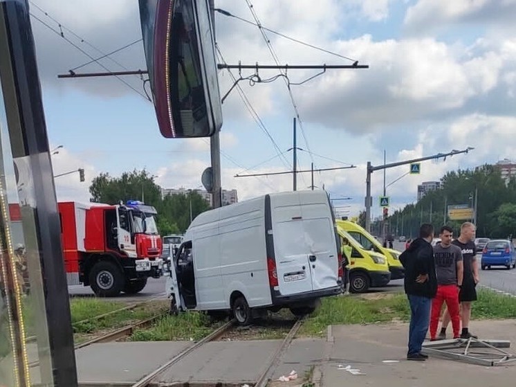 ГАЗель въехала в остановку общественного транспорта в Казани, есть погибший
