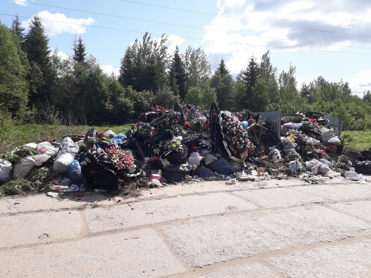 На кладбище в Тверской области между могил сваливают мусор