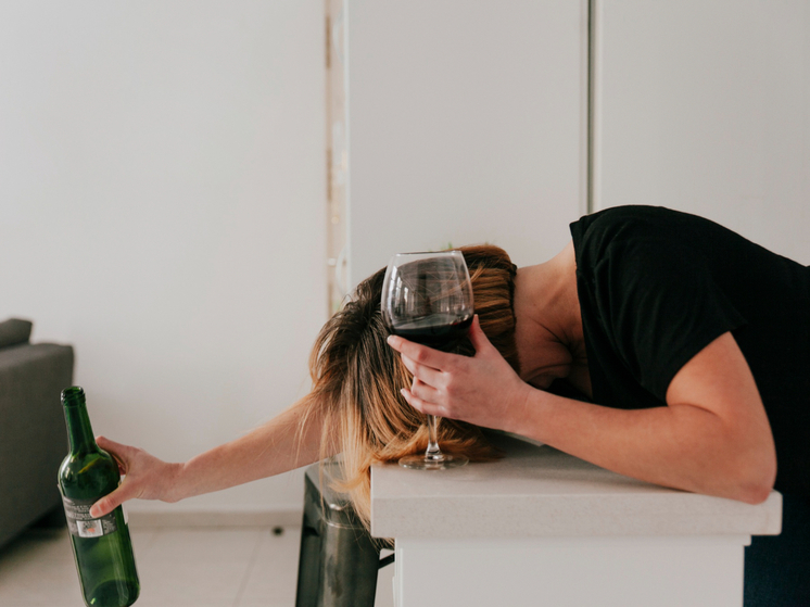 «Lenta.ru»: Нарколог Исаев развеял миф о неизлечимости женского алкоголизма