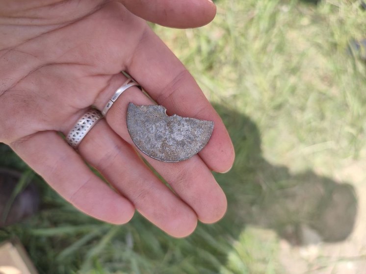 Царский рубль из ожерелья сето обнаружили археологи на раскопе в Печорах