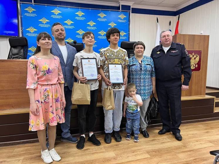 В Красноярске спасшие ребёнка от падения подростки получили награды