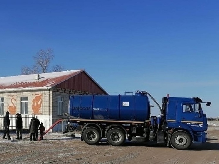 Жидкие отходы в Холбоне продолжают вывозить в котлованы за поселком