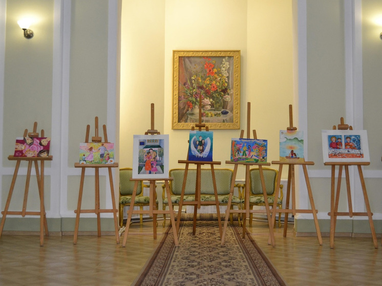 В Ивановском ЗАГСе наградили победителей конкурса детского рисунка «Моя семья»