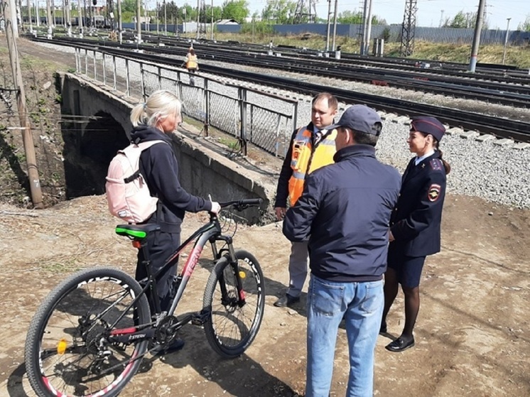 Свердловская железная дорога провела акцию «Уступи дорогу поездам»