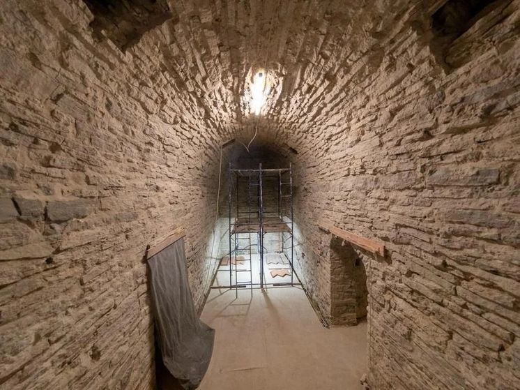 Штукатурный слой «под рукавицу» отделывают в пороховых погребах в Пскове