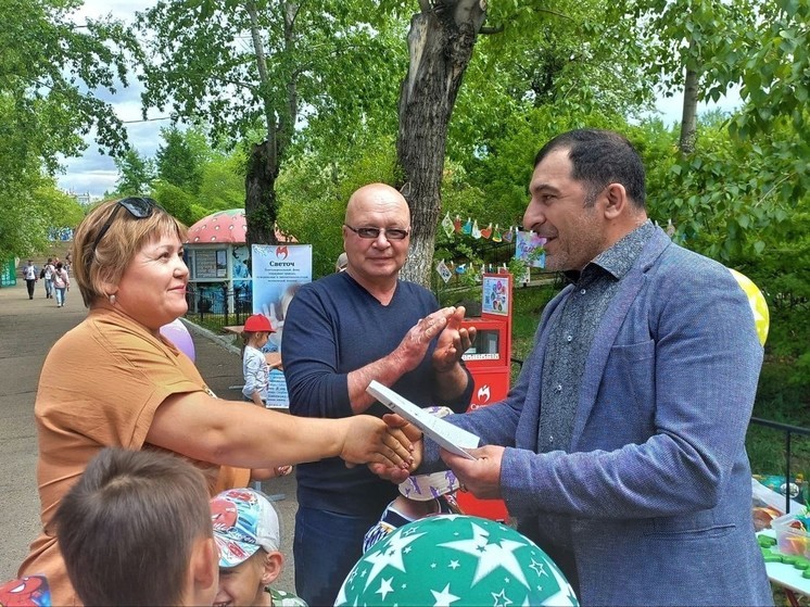 Общественники в Чите передали швейную машинку многодетной семье волонтеров СВО