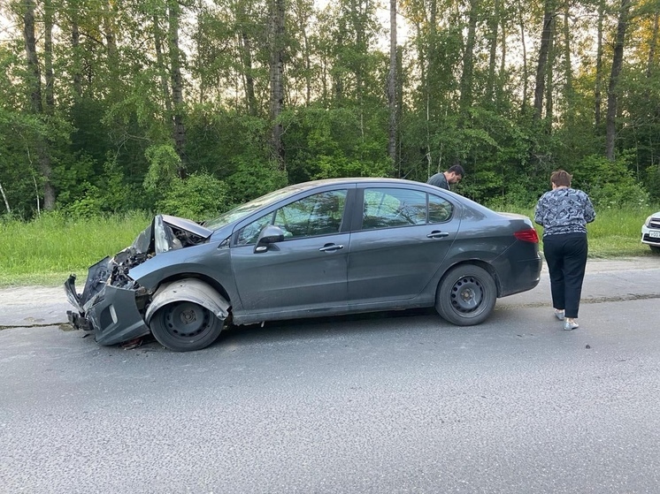 В ДТП с Peugeot на улице Авиационной в Рязани пострадала 54-летняя водитель Mazda
