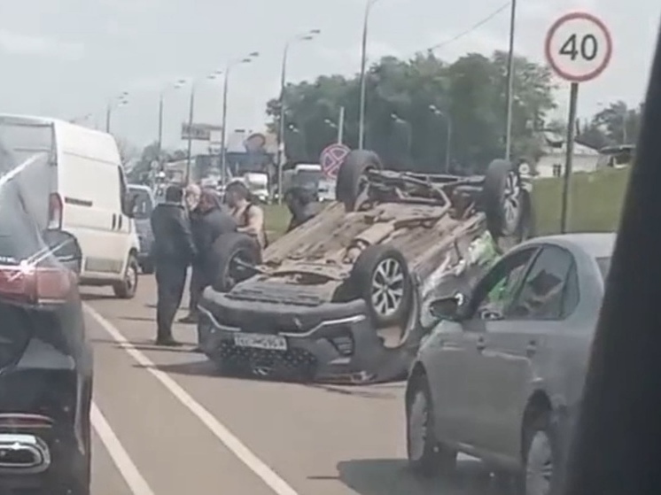 Иномарка перевернулась на подмосковной трассе