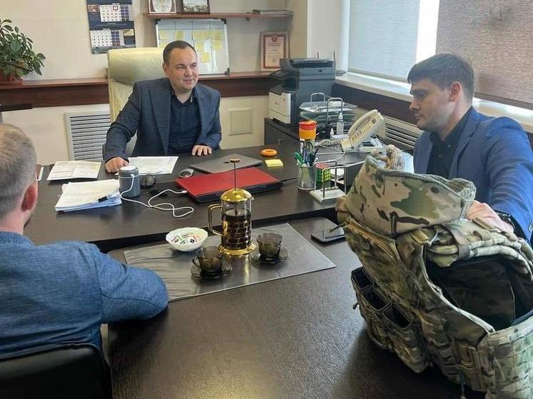 Сотрудник мэрии Новосибирска Хорошунов приобрел бинокль и бронежилет для нужд СВО