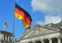 В германской столице в среду вечером мужчина на своем авто врезался в бетонное ограждение перед офисом канцлера ФРГ Олафа Шольца, сообщает DPA