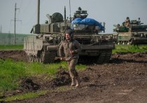 После прохождения подготовки в Европе украинским военным приходится переучиваться, так как этого недостаточно для наступления, поскольку у европейцев нет опыты ведения боевых действий регулярной армий, пишет британская Guardian