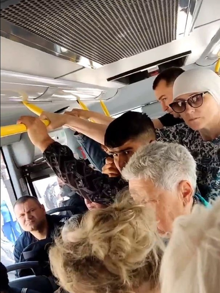 Жители Тверской области жалуются на давку в автобусе