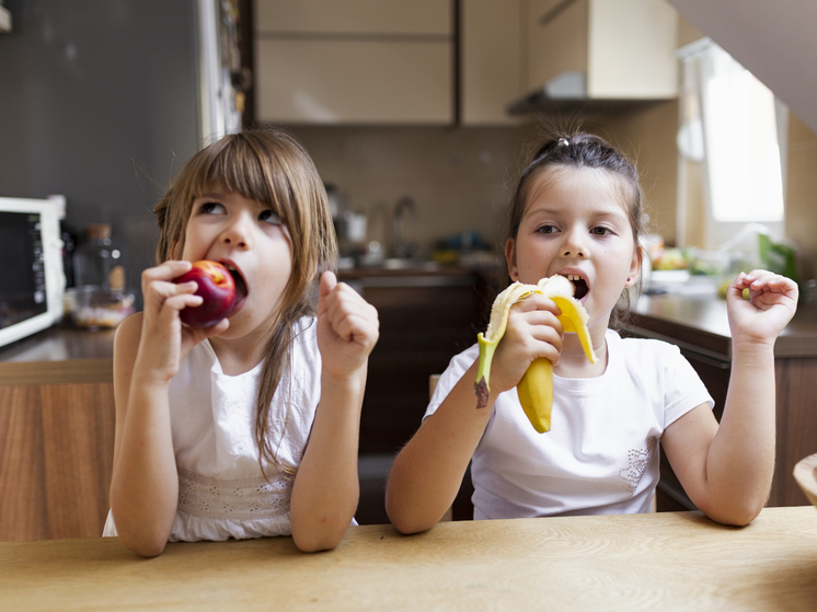 Диетолог рассказала о правилах питания детей летом