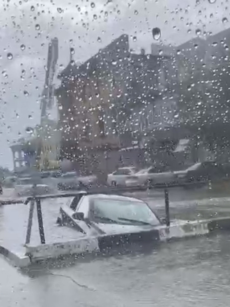 В Пятигорске после ливня автомобили плавают по улицам