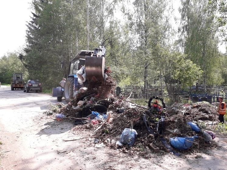 В Тверской области началась уборка скопившегося на кладбище мусора