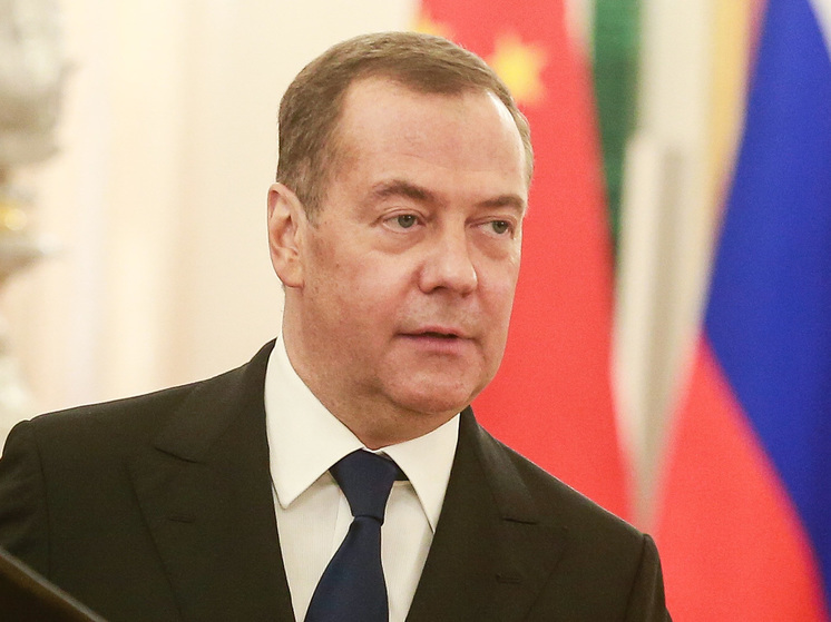 Экс-глава генштаба Британии выразил обеспокоенность из-за слов Медведева о законных целях