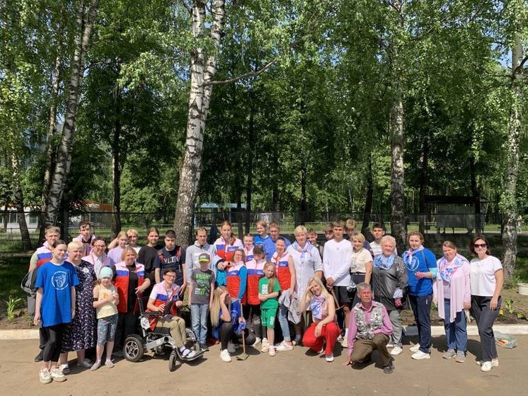 В городе Костроме прошла акция «Цветы - детям», приуроченная к Международному дню защиты детей