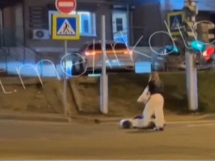  В Иркутске разыскивают женщину, которая катала ребенка по проезжей части на игрушечной машине