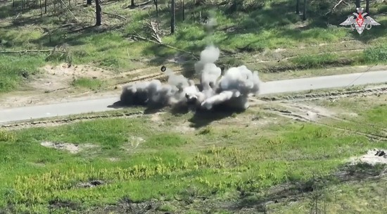 Минобороны показало кадры уничтожения "колесного беспилотника" и танка ВСУ