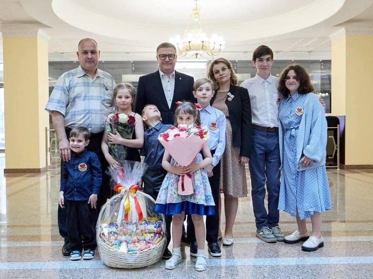 Президент наградил семью из Челябинска орденом «Родительская слава»