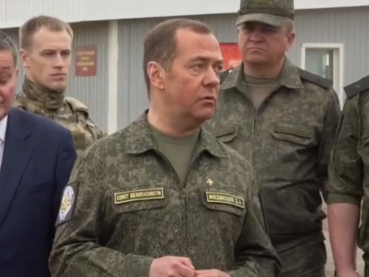 Дмитрий Медведев назвал необходимым «истребить» украинский режим