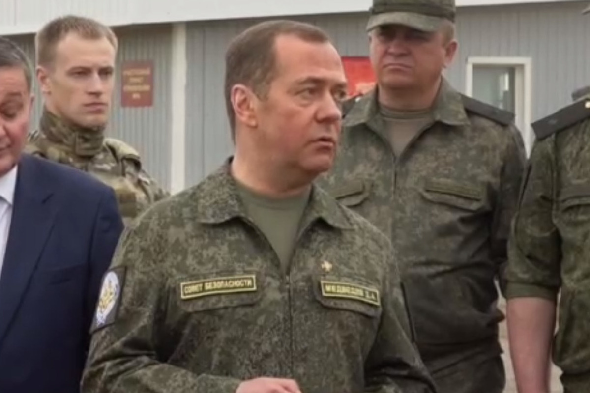 Medvedev urged to destroy the "hornet's nest" in Ukraine