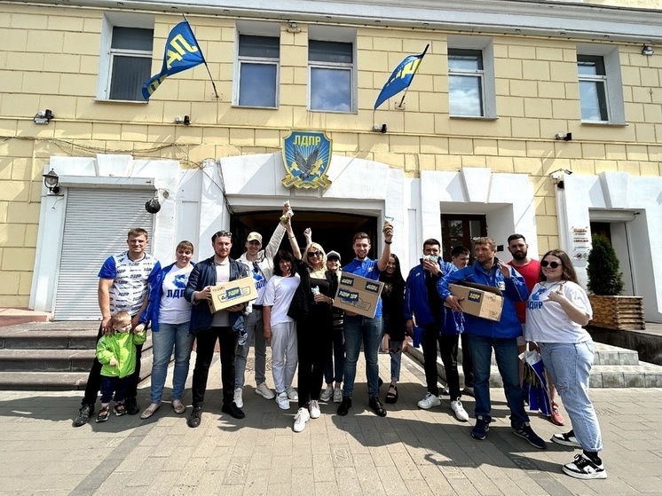Партия ЛДПР поздравила детей масштабной раздачей мороженого в самом центре Нижнего Новгорода