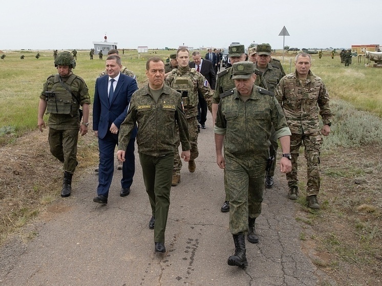 Медведев на полигоне под Волгоградом назвал терактами прилеты БПЛА