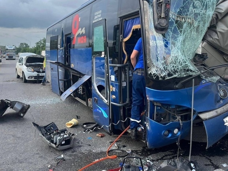 Под Ростовом на трассе пассажирский автобус попал в ДТП
