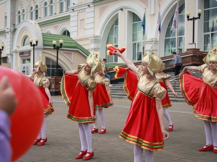 Рядом с железнодорожным вокзалом в Хабаровске прошел флешмоб