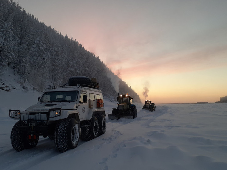 Глава Якутии посетил базу «Дорог Арктики» в Аллаиховском районе